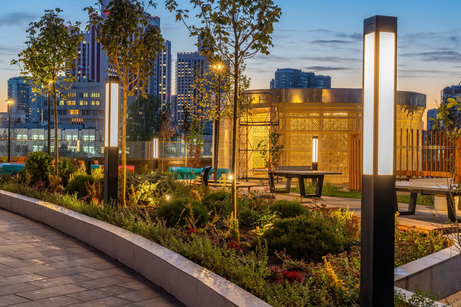 Сад во дворе